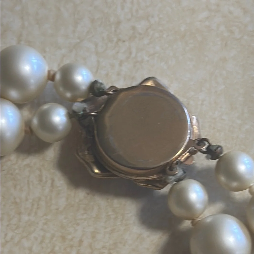 Elegant Faux Pearl Necklace with Floral Accent Vintage - Picture 4 of 7